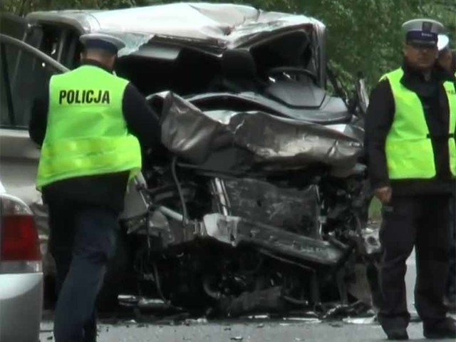 Do wypadku doszło około godziny 12.30 na drodze krajowej nr 10, w okolicy miejscowości Piecnik. Zderzyły się trzy busy i samochód osobowy. Trzy osoby zostały ranne, dwie osoby zginęły. Na miejscu jest policja oraz pięć zastępów straży pożarnej. Kierowcy muszą liczyć się z utrudnieniami. Przez kilka godzin zostały wytyczone objazdy drogami wojewódzkimi 177 i 163 przez Czaplinek.