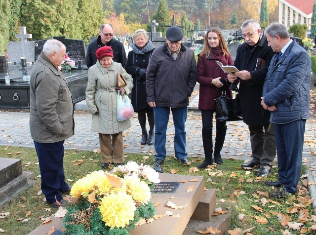 Spotkanie przy grobie jednego ze zmarłych nauczycieli