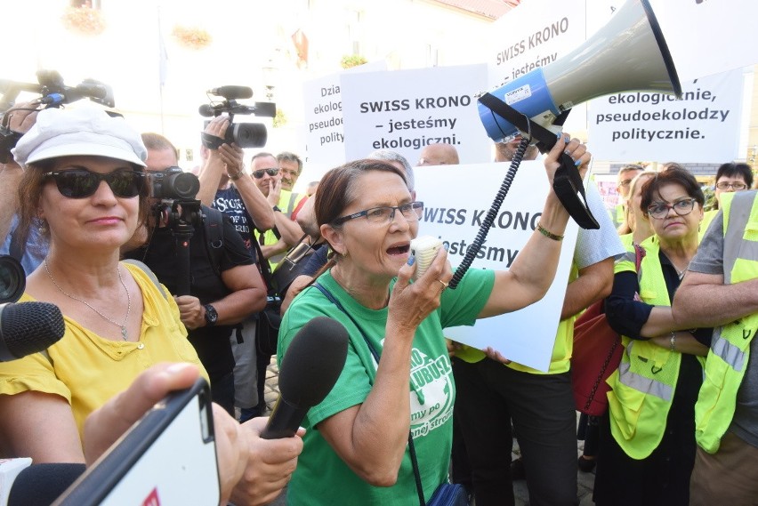 Na rynku w Żarach trwa protest mieszkańców