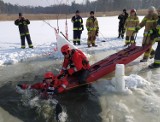 Strażacy z powiatu zamojskiego przeprowadzili ćwiczenia na lodzie. Zobacz zdjęcia