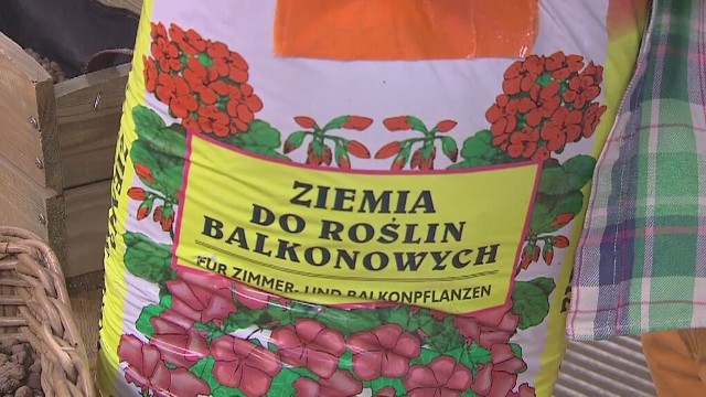 Podłoże do kwiatów doniczkowych kwitnącychDo wysadzania kwiatów na balkonie najlepiej użyć podłoża do kwiatów kwitnących.