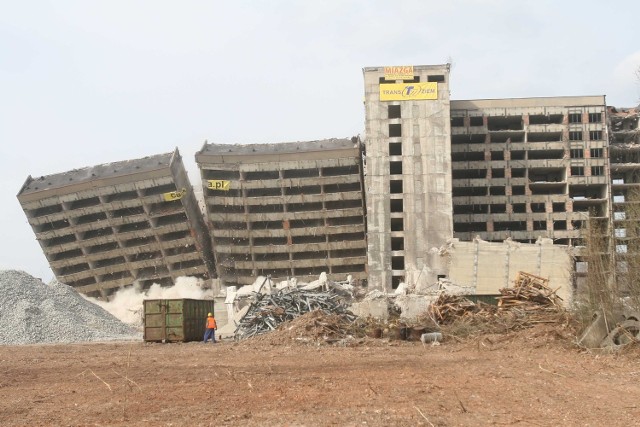 W lutym zaczęto wyburzać puste budynki, pozostałości po niedokończonym szpitalu. Dziś nie ma już po nich śladu