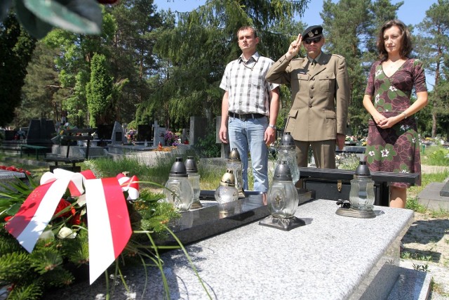 Przy grobie Michała Kołka przedstawiciele WKU Piotr Jakubowski, Krzysztof Jasiński i Wioletta Maziarska.
