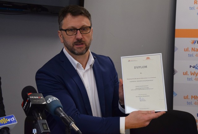 Robert Dębicki, dyrektor zarządzający MOSiR odebrał certyfikat potwierdzający kategorię czterech gwiazdek dla radomskiego Centrum Informacji Turystycznej.