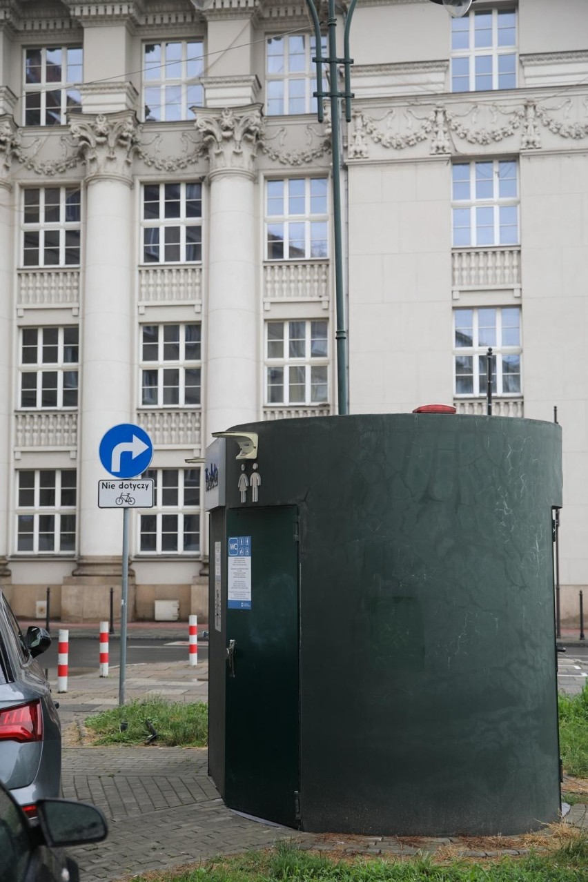 Kraków. Mieszkańcy narzekają na brak publicznych toalet. A te kupione przez miasto w 2016 r. stoją nieużywane