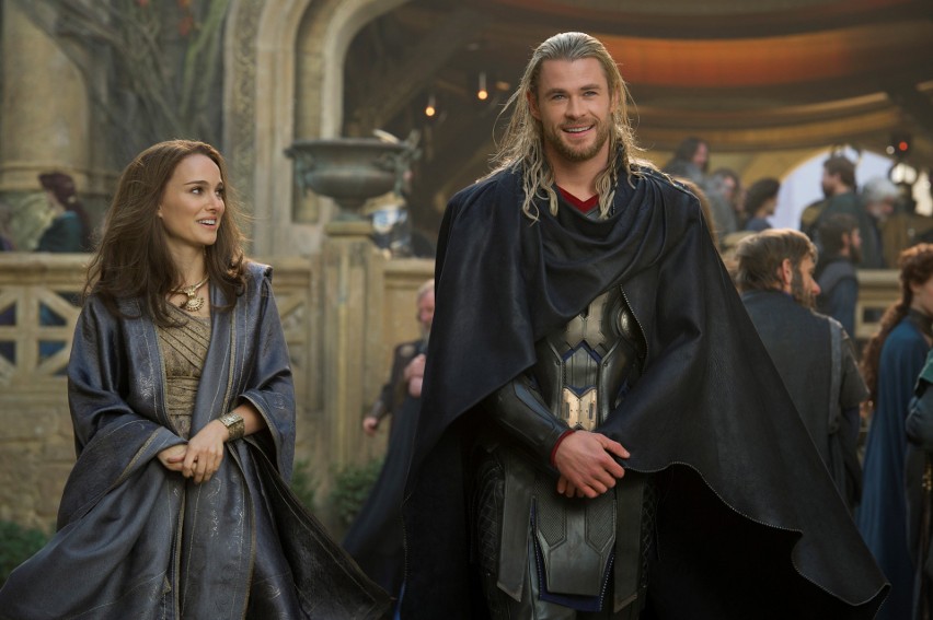 Natalie Portman i Chris Hemsworth w filmie "Thor".