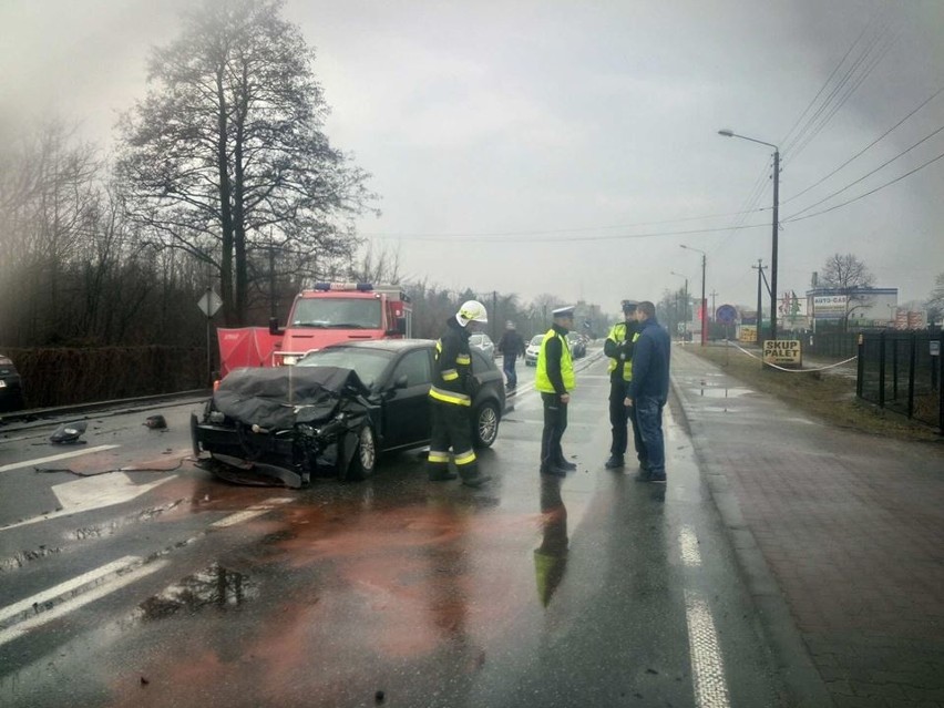 Śmiertelny wypadek w Wieluniu. W zderzeniu dwóch samochodów zginął mężczyzna