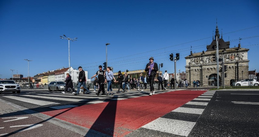 Przejście dla pieszych przy Forum Gdańsk. Utrudnia ruch drogowy w godzinach szczytu? Sprawdziliśmy to w piątek 22.04