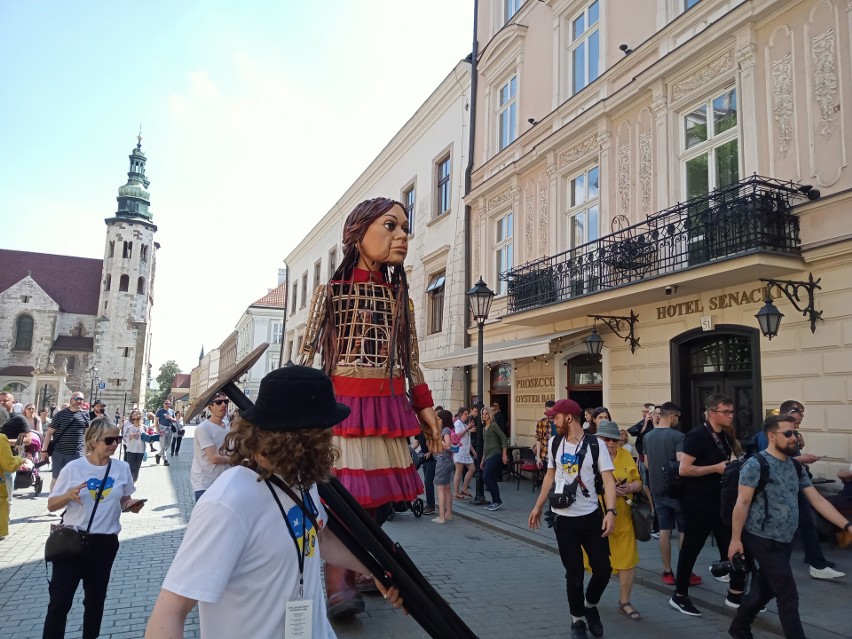 Ulicami Krakowa przeszła gigantyczna marionetka. Little Amal zwraca uwagę na los najmłodszych uchodźców [ZDJĘCIA]