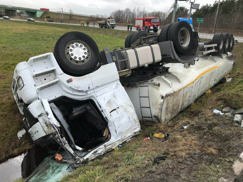 Wypadek na S8. Samochód ciężarowy z naczepą zjechał do przydrożnego rowu i wywrócił się, 21.02.2023