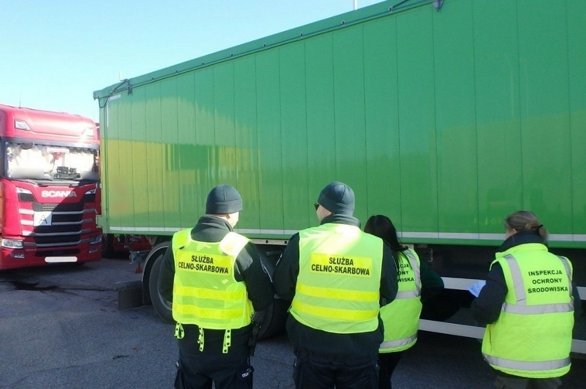 Trzynaście ciężarówek wwiozło do kraju ponad 300 ton nielegalnych odpadów
