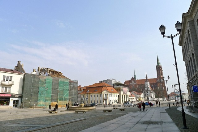 Poza nowymi ścianami, projekt modernizacji kamienicy zakłada m.in. likwidację balkonu od strony Rynku Kościuszki i zmianę formy dachu. Planowane zakończenie prac to trzeci kwartał tego roku.