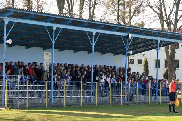 11 sierpnia to dzień na który czekali wszyscy fani opolskiej 4 ligi. Wtedy to bowiem rozpocznie się kolejny sezon zmagań na tym poziomie. W związku z tym, iż w przerwie letniej nie obyło się bez większych lub mniejszych zmian w zespołach, postanowiliśmy pomóc wszystkim kibicom i prezentujemy swoistego rodzaju kompendium wiedzy na temat tych rozgrywek. To u nas właśnie poznasz kadry wszystkich klubów i dowiesz się m. in. gdzie aktualnie gra dany zawodnik. Zapraszamy do lektury i zachęcamy do zakupu papierowego wydania nto, gdzie jest jeszcze więcej informacji...