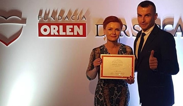 Przedstawiciele Zarządu Stowarzyszenia Sprawniejsi.pl - Michał Szafrański i Marta Grabiec na gali Fundacji Orlen w Warszawie.