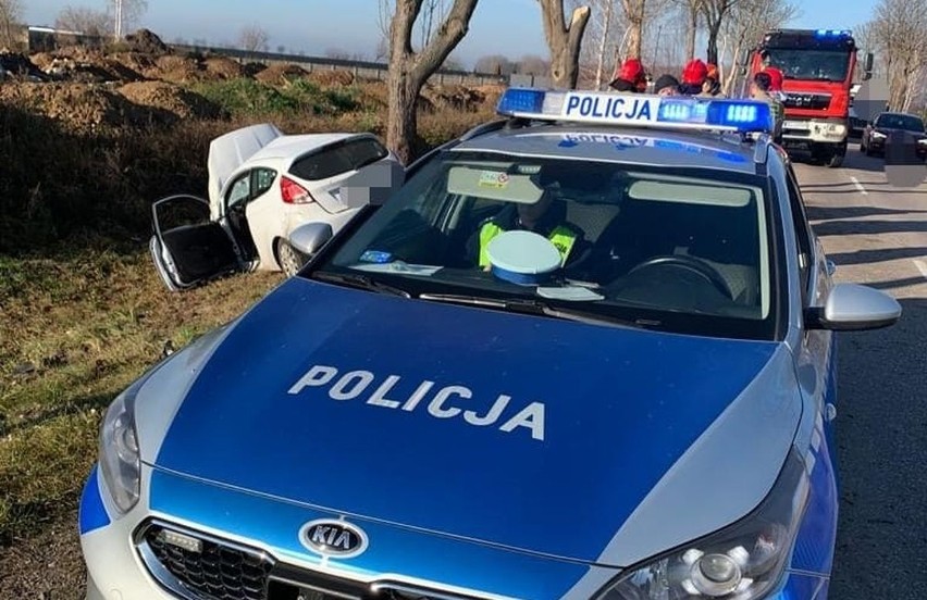 Zawady. Wypadek podczas wyprzedzania. Kierowca w szpitalu