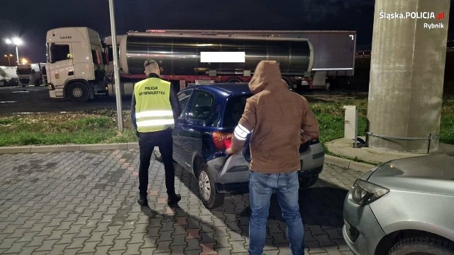 Zatrzymanie pijanego 54-letniego kierowcy w Bełku (powiat rybnicki), który próbował przekupić policjantów