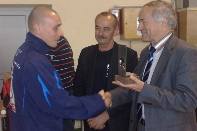 Paweł Chmiel (z lewej) z prezesem KU AZS Politechniki prof. Leszkiem Woźniakiem (z prawej).