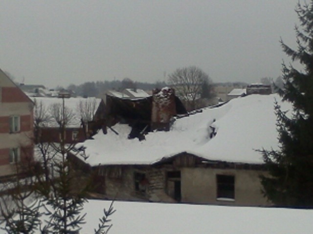 Katastrofa budowlana! Dach domu zawalił się pod naporem śniegu! (zdjęcia)