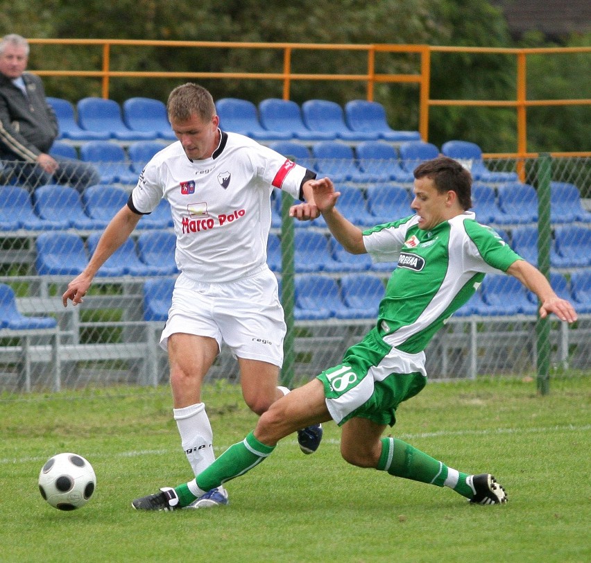 Dariusz Gawęcki (z lewej) w I-ligowym meczu Kmita Zabierzów...