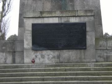 Z Cmentarza Oficerów Radzieckich w Cybince skradziono pamiątkową tablicę.