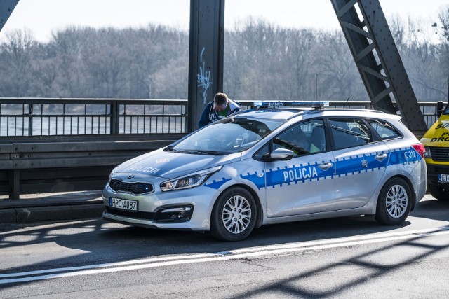 Na moście drogowym im. Józefa Piłsudskiego doszło do kolizji dwóch samochodów osobowych. Na szczęście nikt w zdarzeniu drogowym nie został ranny. Do czasu uprzątnięcia miejsca kolizji przez służby drogowe ruch w kierunku centrum był przez pewien czas utrudniony.Na zdjęciach kolizje z marca i kwietnia tego roku - zdjęcia ilustracyjne