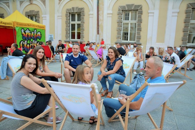 W piątkowy wieczór, 28 czerwca na dziedzińcu Pałacu Książęcego wystartowała Żagańska Strefa Chillu. Wydarzeniem wieczoru był niesamowity pokaz fireshow, grupy Sarovia – Art, który przyciągnął wielu mieszkańców Żagania. Podczas ich występu świetnie bawiły się i dzieci i seniorzy.Oficjalnie strefa zaczęła działać o godz. 19.00. W przytulnym ogródku pałacowego dziedzińca zasiadły grupki znajomych, przyjaciół a nawet całe rodziny. Nie zabrakło gospodarza miasta ze swoja grupa przyjaciół w osobie wiceburmistrza Sebastiana Kuleszy. Najmłodsi mieli dużą przestrzeń do gier i zabaw, a dorośli mogli z sentymentem wsiąść do jednego z już zabytkowych, ale jeszcze nie starodawnych automobili, które zaparkowały na placu. Tuż przed godz. 22.00 dziedziniec zapłonął żywym ogniem, a z kłębów dymu wyłonił się czarny rycerz, który w rytmach ciężkiej muzyki efektownie ujarzmiał płomienie. Ów rycerz – Kamil Markowski - po pokazie zebrał duże brawa i chętnie rozmawiał z mieszkańcami. Jak zapewniał nas Adrian Hekert, główny organizator żagańskiej Strefy Chillu, będzie ona bardzo aktywna w czasie wakacji. Czeka nas jeszcze kilka podobnych spotkań z równie atrakcyjnym programem w ofercie, a szczegóły pojawia się już za kilka dni. WIDEO: Żagańska biblioteka