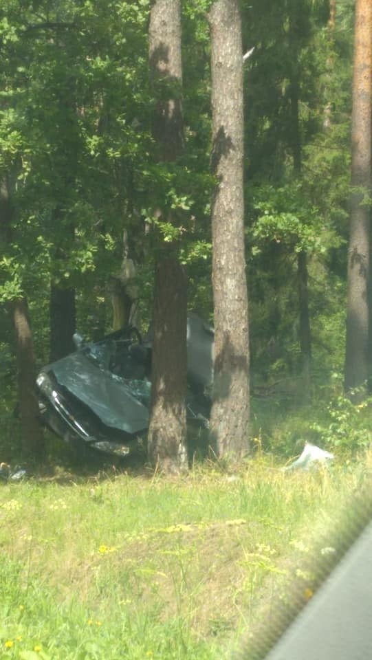 Ruda. Kolizja na drodze krajowej nr 65. Kierowca podczas manewru wyprzedzania zjechał na pobocze i uderzył w drzewo (zdjęcia)