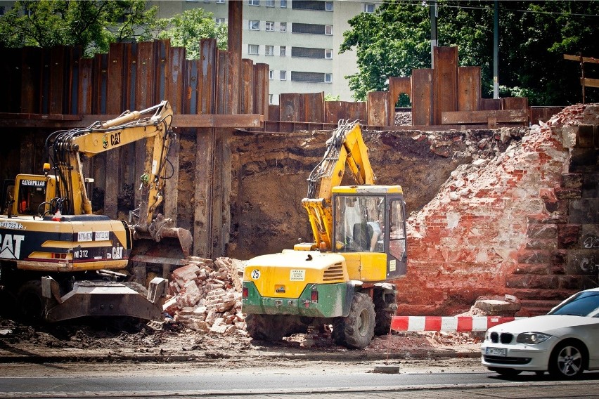 Wrocław: Wyburzają część wiaduktu kolejowego nad Grabiszyńską (ZDJĘCIA)