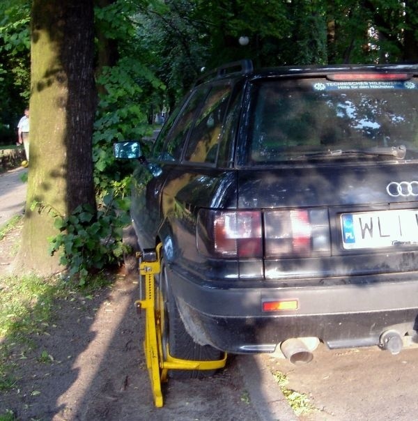 W poniedziałek wieczorem strażnicy miejscy założyli blokadę na koło zaparkowanego częściowo na trawniku samochodu przy ulicy Kolberga, obok siedziby Lasów Państwowych.