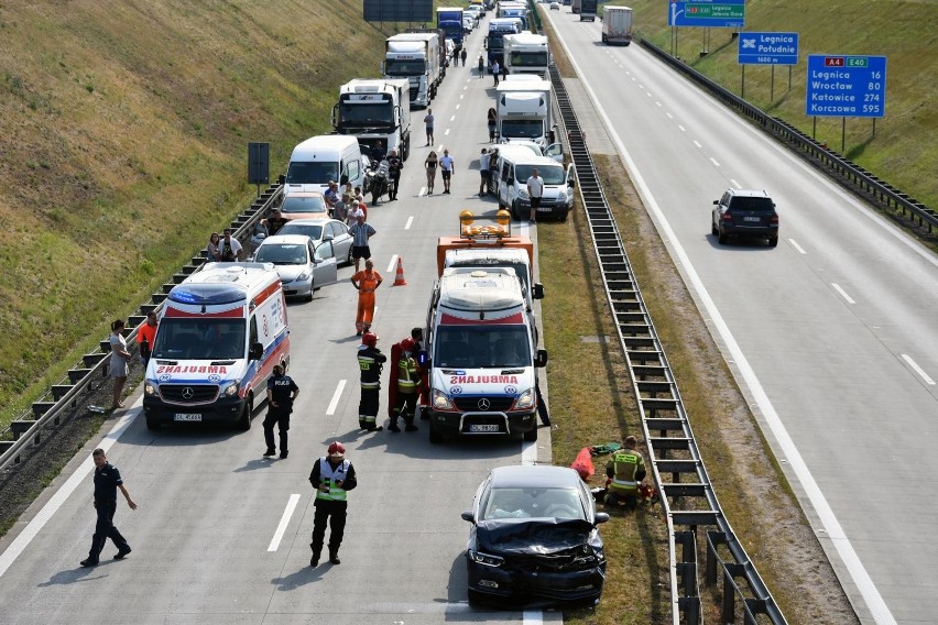 Koniec z utrudnianiem akcji ratunkowych na autostradach. "Korytarz życia" będzie obowiązkowy [ZDJĘCIA] 