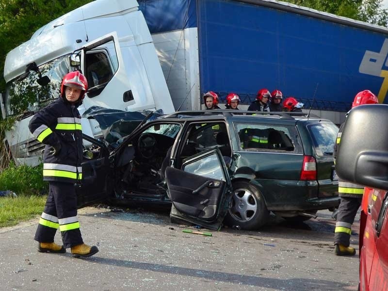 Czołowe zderzenie renault z ciężarówką. Kierowca zginął na miejscu