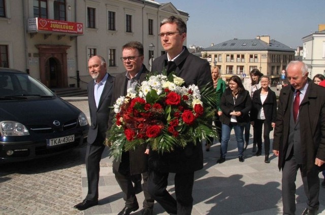 Kandydat na prezydenta Polski, Adam Jarubas także złożył kwiaty pod tablicami upamiętniającymi ofiary katastrofy smoleńskiej.