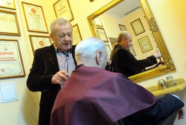 Andrzej Borysiewicz strzyże lublinian od 1963 roku.Jego klientem był m.in. Jan Machulski.