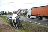 Wyszków. Zderzenie i dachowanie na Serockiej