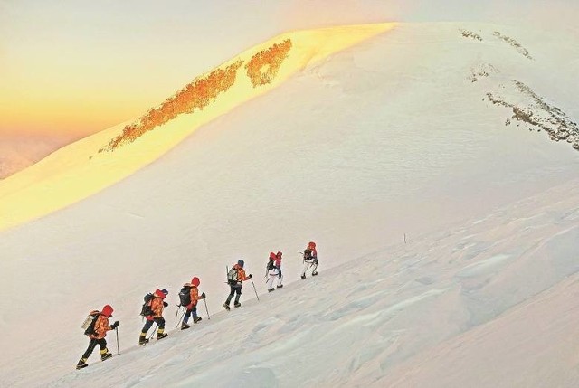 Trzy osoby zaginęły podczas wyprawy na Elbrus, jeden z najwyższych szczytów w Europie.