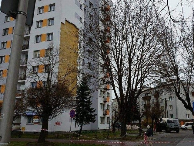 Zerwana elewacja na bloku przy ulicy Sienkiewicza w Ostrowcu Świętokrzyskim.
