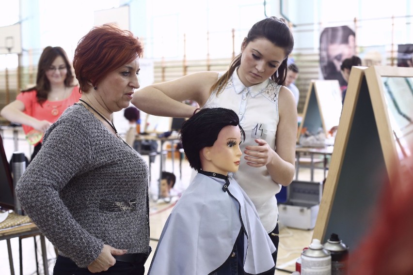 Uczniowie fryzjerstwa strzygli i czesali w Słupsku (wideo, zdjęcia)