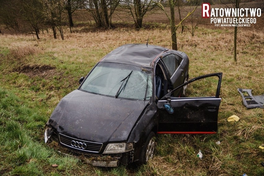 Wypadek na drodze krajowej nr 16. Na trasie Sędki - Ełk, kierowca audi wjechał do rowu (zdjęcia)