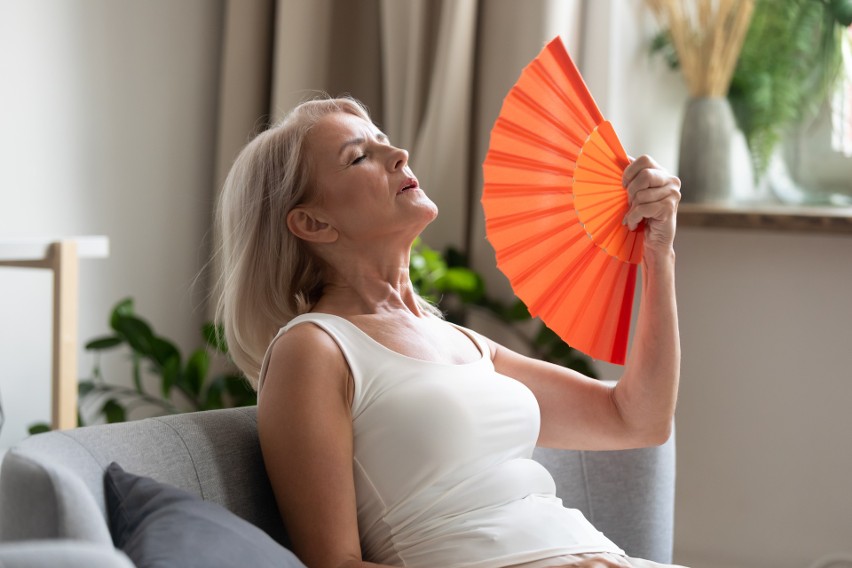 Najbardziej charakterystycznymi objawami menopauzy są...