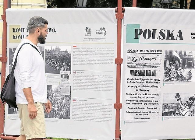 Wystawa Komu zwycięstwo, komu klęska? przed Muzeum Wojska w Białymstoku