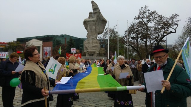 Manifestanci na pl. Wolności.