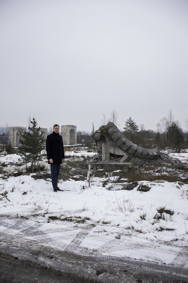 Okrągła konstrukcja betonowa, stojąca nieco na uboczu, runęła we wtorek. Wyburzenia  obserwował wójt gminy Sitkówka - Nowiny, Sebastian Nowaczkiewicz.