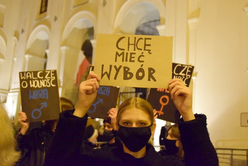 Protest w Lublinie po orzeczeniu TK w sprawie aborcji. „Miałam martwy poród. Straszne"