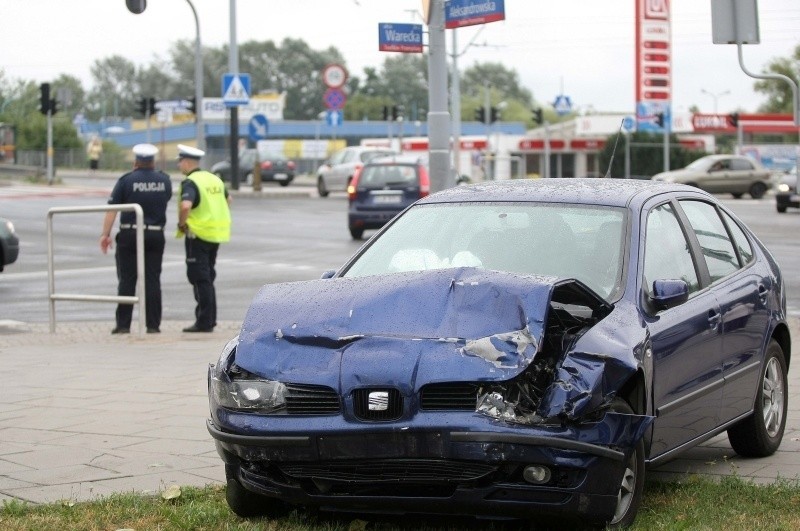 Wypadek na ul. Aleksandrowskiej. Kierowca został uwięziony w aucie! Są ranni [FILM, zdjęcia]