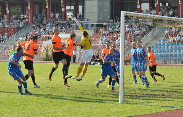 W meczu Wisły Sandomierz (niebieskie stroje) z KSZO Ostrowiec Świętokrzyski (pomarańczowo-czarne stroje) padł remis 1:1.