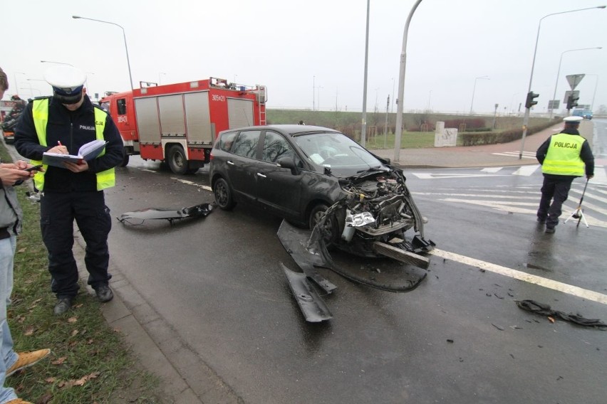 Wypadek na Osobowickiej. Kobieta w ciąży w szpitalu