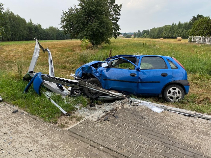 Wypadek w Ochudnie na drodze pomiędzy Wyszkowem a Porządziem, 6.08.2022. Dwie osoby trafiły do szpitala