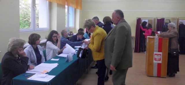 Od rana trwa praca w komisji wyborczej numer 4 w Bibliotece Publicznej Miasta i Gminy Białobrzegi.