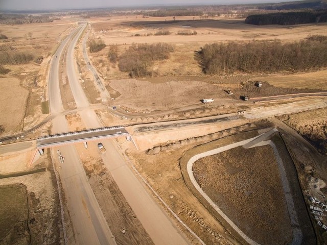 Zdjęcia z lotu ptaka robią wrażenie. Można na nich zobaczyć m.in. jak wygląda węzeł Nowa Sól Południe i Nowe Miasteczko. W Lubuskiem trwają roboty przy budowie drugich jezdni na odcinkach Zielona Góra Północ - Niedoradz, Niedoradz - Nowa Sól, Nowa Sól - Gaworzyce.W połowie roku ma być gotowy odcinek prowadzący od Nowej Soli do granicy w województwem dolnosląskim. Do końca roku zostanie oddany do użytku odcinek z Zielonej Góry do Nowej Soli. Na zdjęciach zrobionych przez GDDKiA można zobaczyć budowę odcinka S3 od węzła Nowa Sól Południe do Gaworzyc na Dolnym Śląsku.  Budowa drogi S3 w Lubuskiem na odcinkach Zielona Góra - Niedoradz - Nowa Sól - Kaźmierzów. Sprawdzamy kiedy koniec robót [ZDJĘCIA] Z budowy S3 skradziono traktory. Znaleziono je na jednej z posesji w Leśniowie Małym [ZDJĘCIA]150 funkcjonariuszy brało udział w ćwiczeniach "Karambol 2018". [ZDJĘCIA]Zobacz też: Nowa Sól. Nowy wiadukt na S3 POLECAMY PAŃSTWA UWADZE: