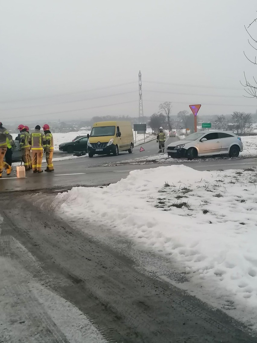 Wypadek w Nowej Wsi w gminie Lyski. Do małego dziecka wezwano pogotowie. Na skrzyżowaniu zderzyły się trzy samochody osobowe 